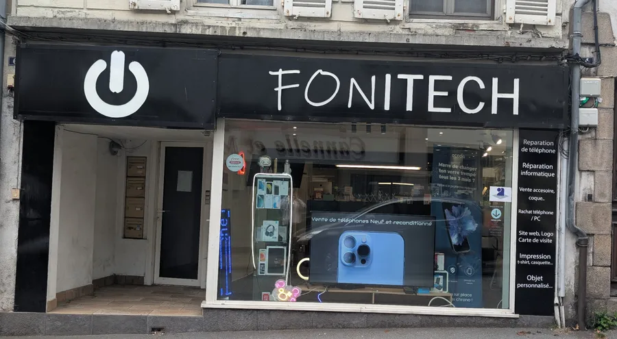 Devanture de la boutique Fonitech, réparation de téléphones et ordinateurs, 6 avenue Carnot à Ussel